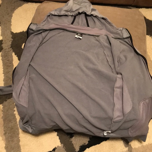 Grey mans Nike jacket - Picture 5 of 5